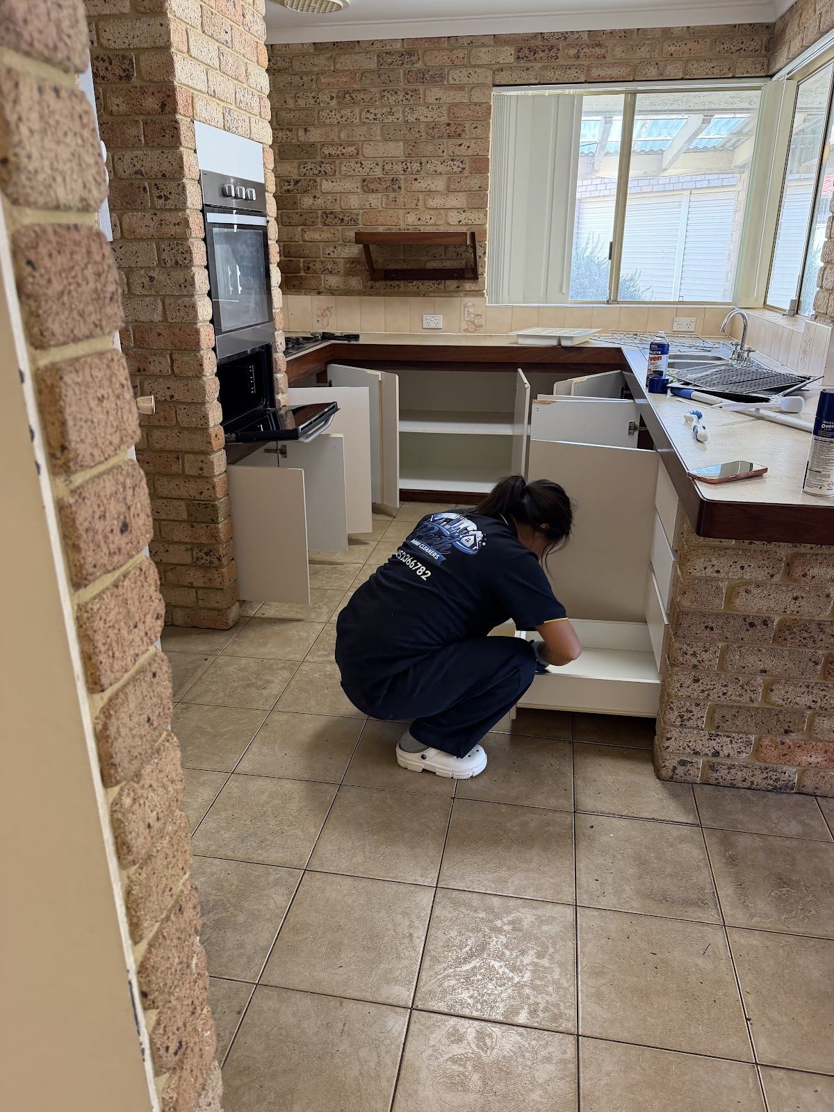 Perth Bond Cleaners team member cleaning a kitchen